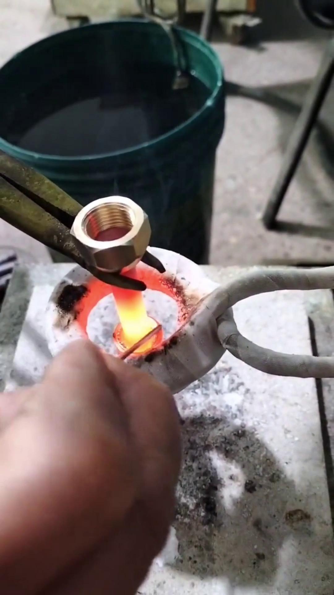 你還在用傳統的火焰焊接銅管嗎 人家都用上香蕉视频污版加熱設備做銅管焊接了