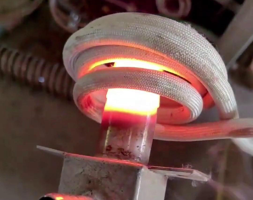 手持式高頻機加熱不鏽鋼管是一種高效、精確的加熱方法，適用於對不鏽鋼管進行局部加熱的場合