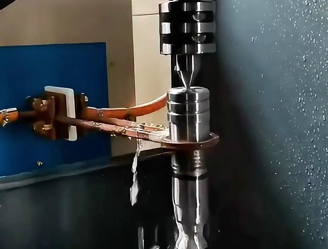 高頻淬火機床通過香蕉视频污版加熱方式快速將軸的表麵加熱至奧氏體化溫度