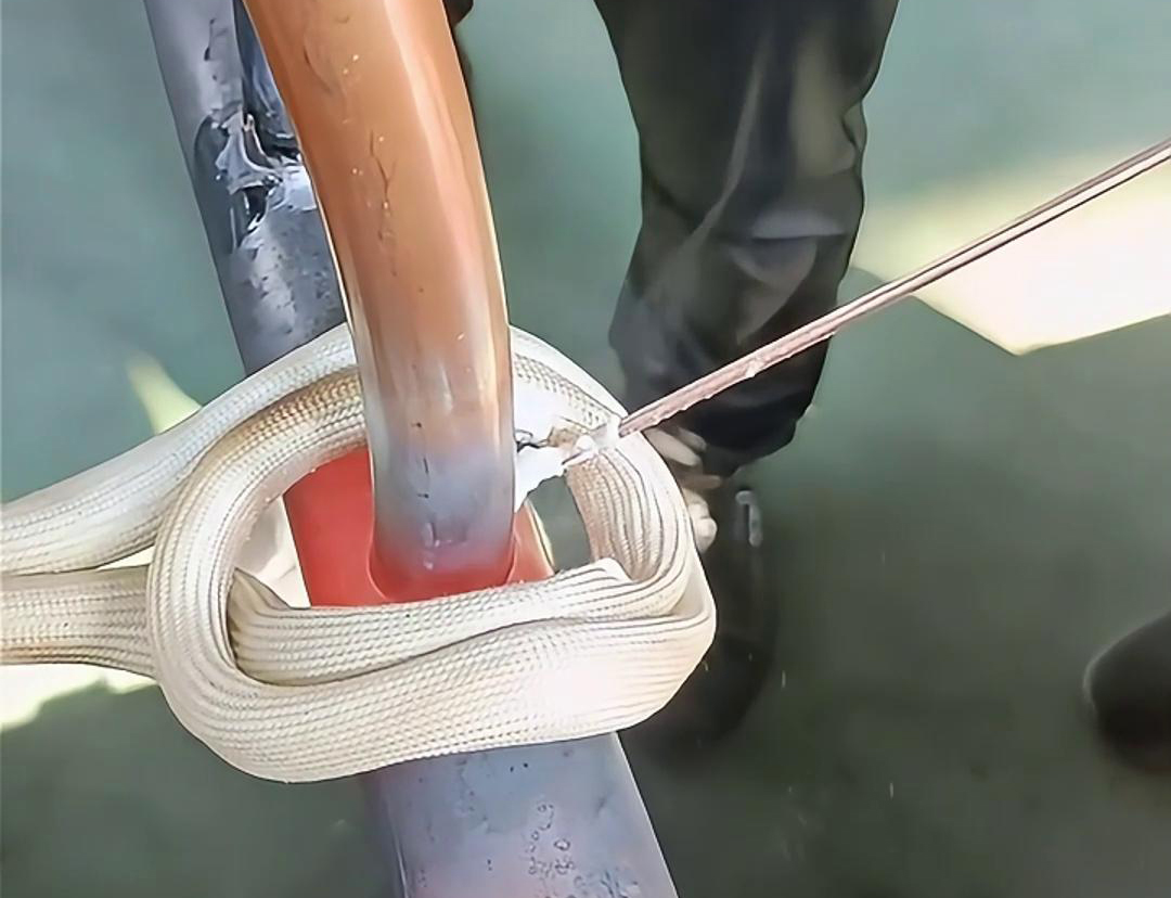使用高頻焊機進行銅管焊接，可以大大提高工作效率