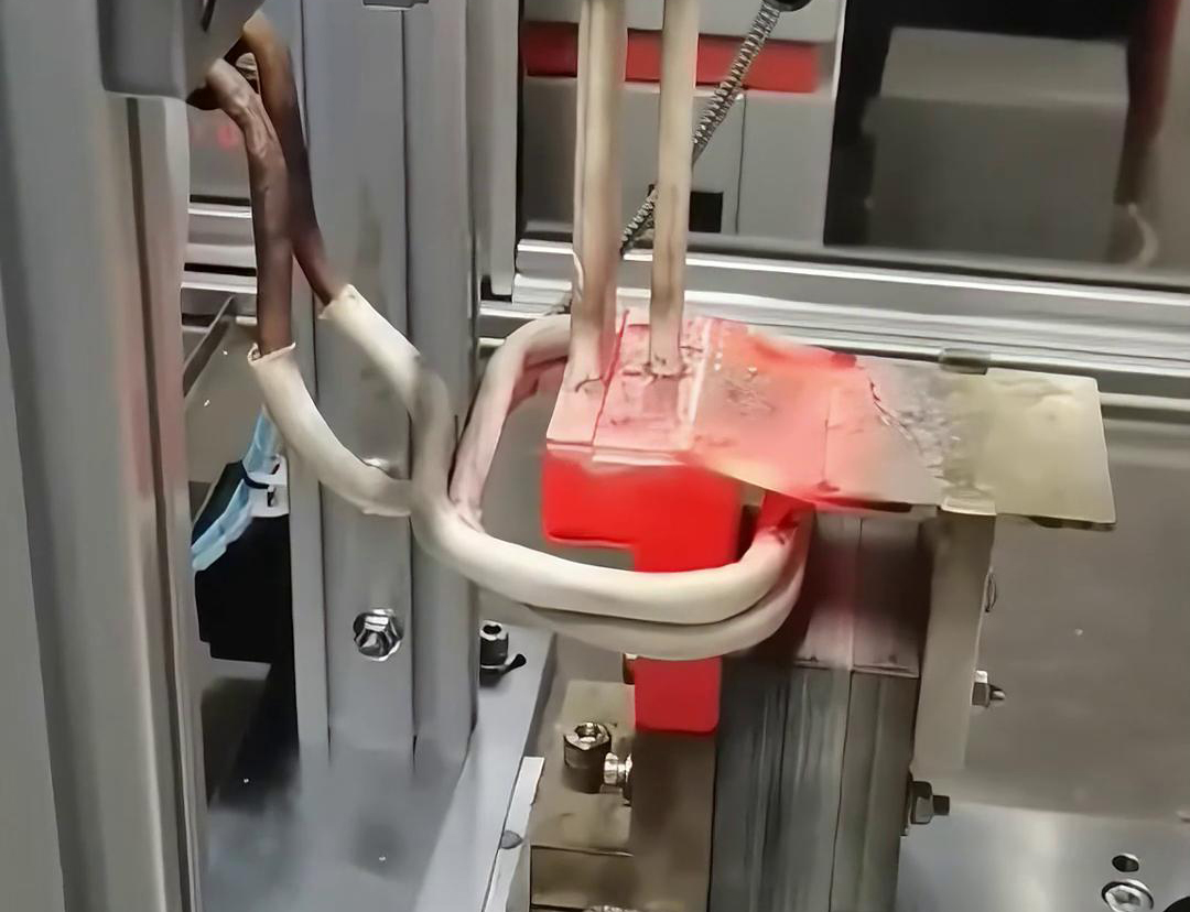 框架斷路器母排銅排高頻焊接過程。采用高頻自動焊接