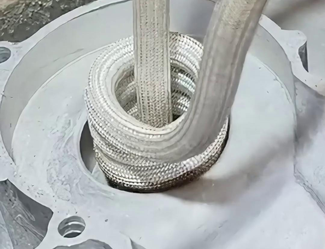 鋁殼外殼內孔類的加熱設備，而高頻加熱機無疑是一個值得考慮的選擇