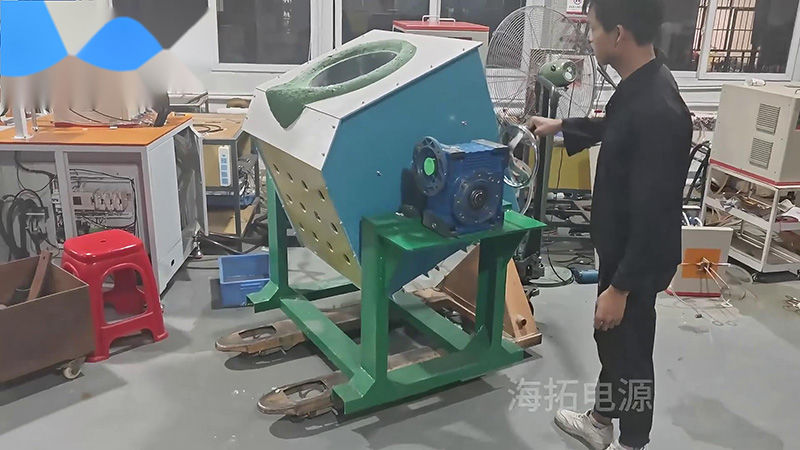 客戶定製的300公斤中頻熔煉爐，手搖傾倒式熔銅爐