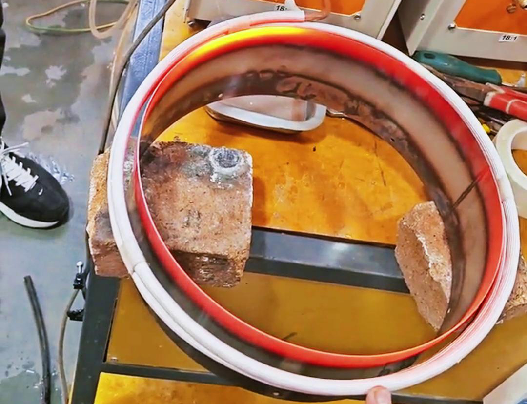 高頻加熱機對不鏽鋼鋼管進行加熱退火，為熱壓翻邊做準備