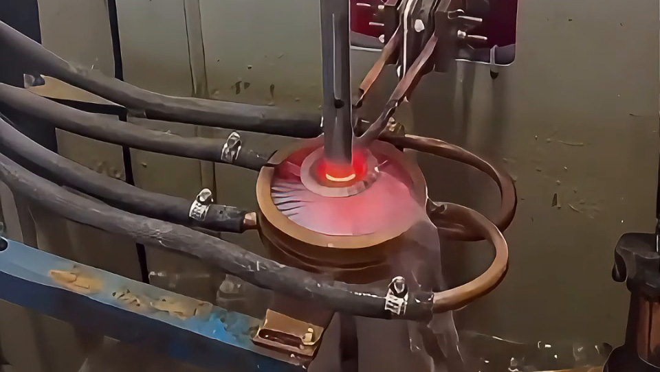 超高頻淬火機床，它的特點就是頻率高，淬火層深淺，適合表麵淬火熱處理