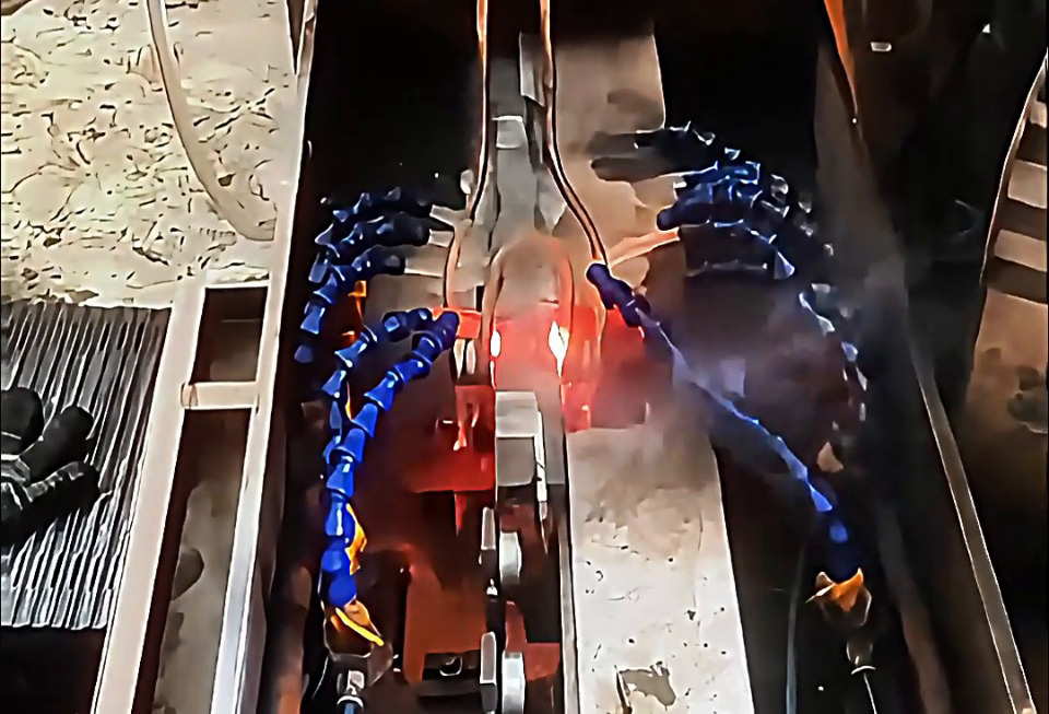 簡易高頻淬火生產線：直線工件連續淬火的高效方案，速度控溫 + 固定功率實現批量處理