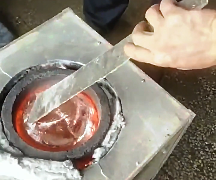 粉絲問中頻熔煉爐能熔易拉罐廢鋁嗎？實測效果很直觀！